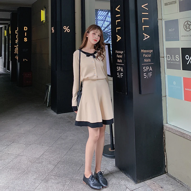 Женский трикотажный комплект из двух предметов в консервативном стиле вязаный