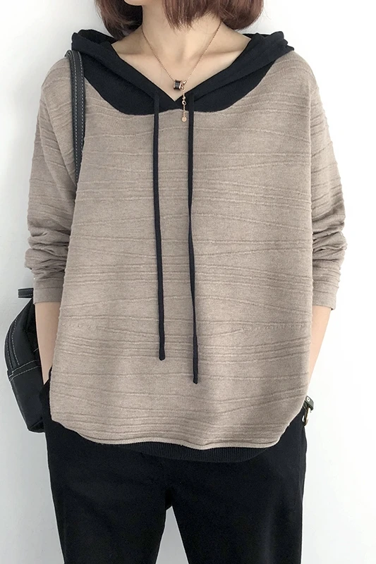 Женский свитер с капюшоном контрастного цвета тонкий весенне-осенний вязаный