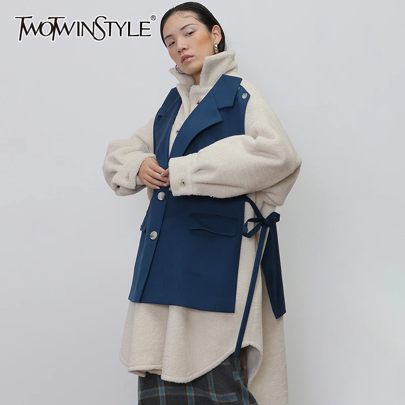 Женская куртка из овечьей шерсти TWOTWINSTYLE разноцветная составного кроя с отложным