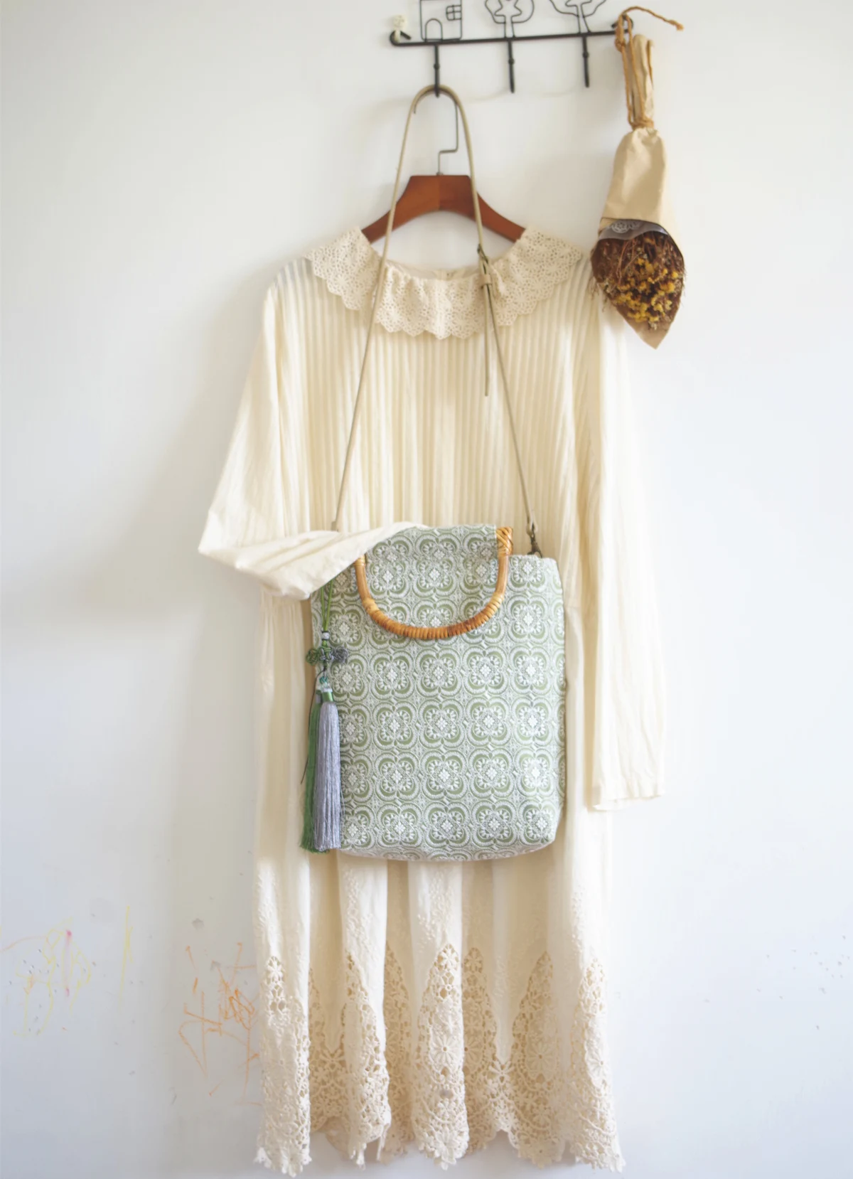 

Lady Lace Cover Cotton Top-handle Bag with Fringes Women Vintage Retro Chic Sweet Ecology Wooden Handle Handbag Messenger Bag