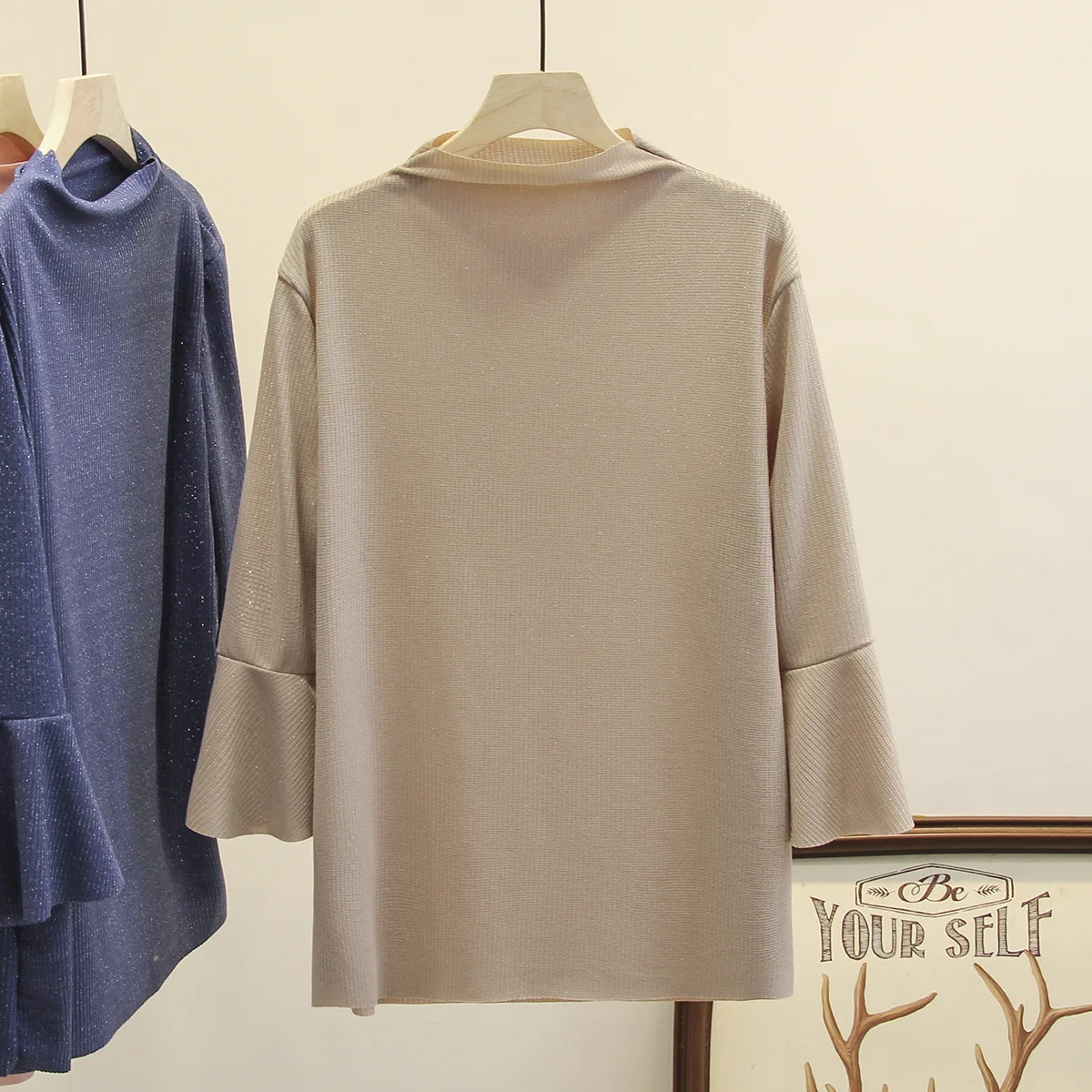 Женская футболка с расклешенными рукавами весна 2020 высоким воротником тонкие