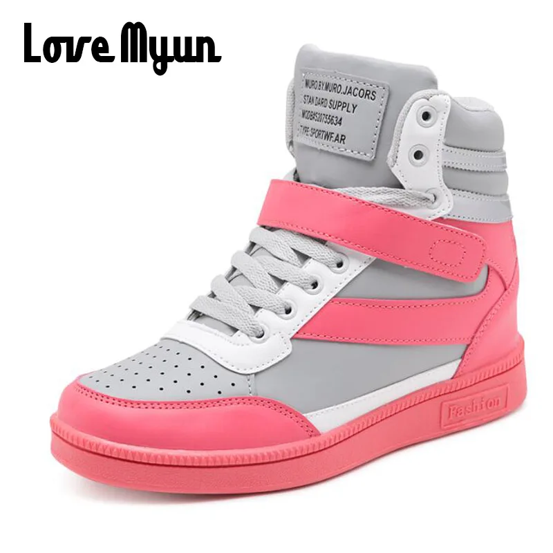 Демисезонные короткие женские ботинки на танкетке высокие черные белые женская