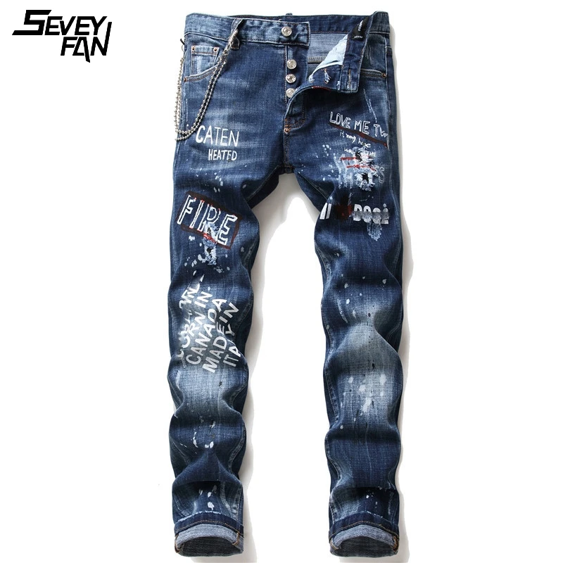 Мужские синие зауженные рваные джинсы с цепочкой и буквенным принтом модные