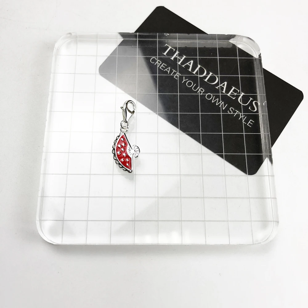 Женский браслет с подвеской в виде цветка красной эмалью серебряными подвесками