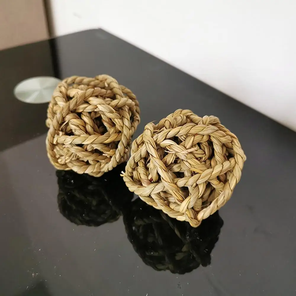 Шар из натуральной травы с колокольчиком мелких домашних животных жевать