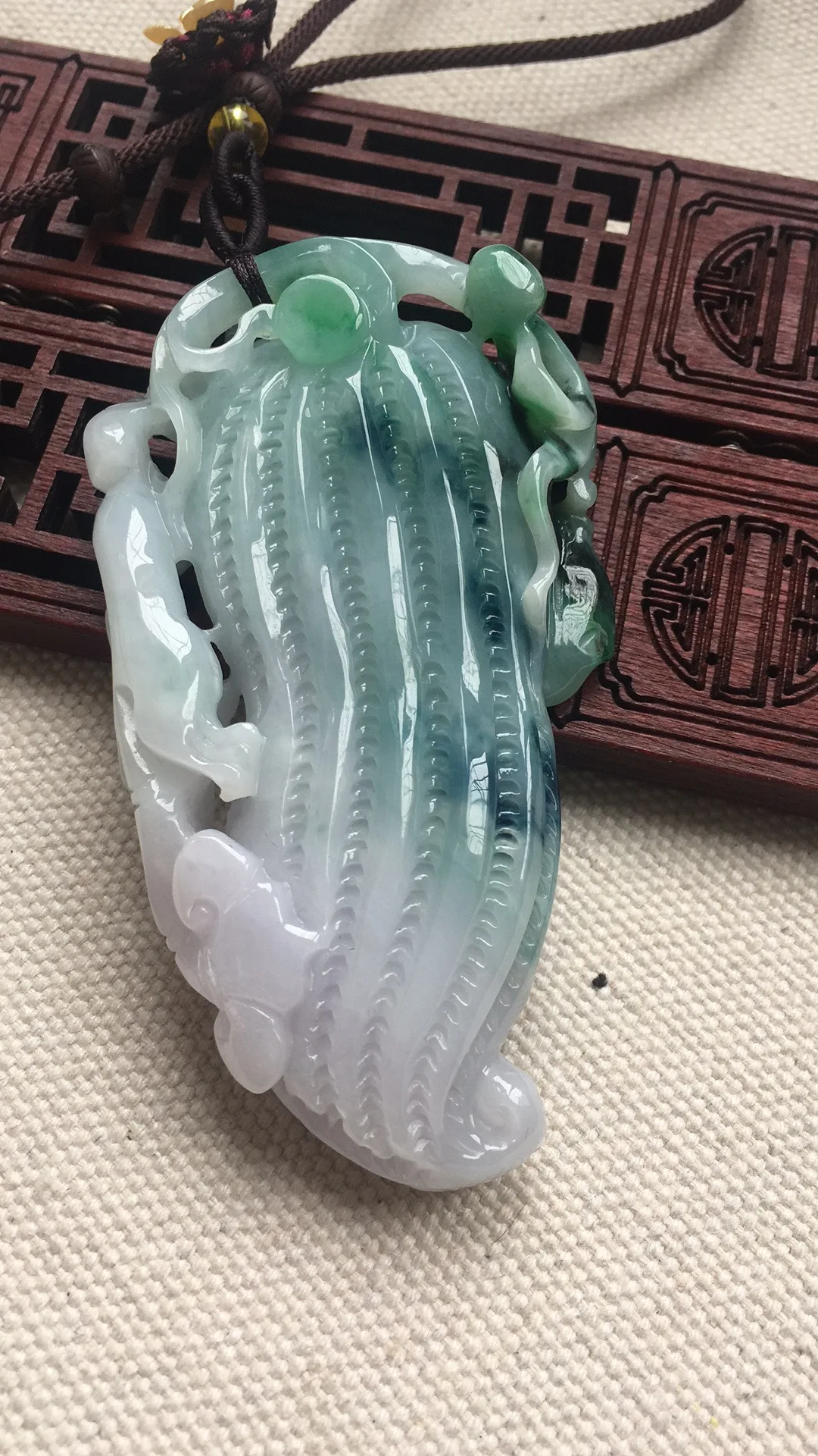 

Genuine Myanmar jade two-side hand-carved peanut gecko green jade pendant jade women men pendants necklaces jadeite jade