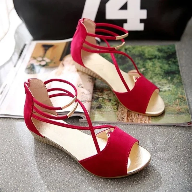 

QIWN New Summer Sandals In 2021, Simple Low-heeled Sandals with Round Head In Solid Color