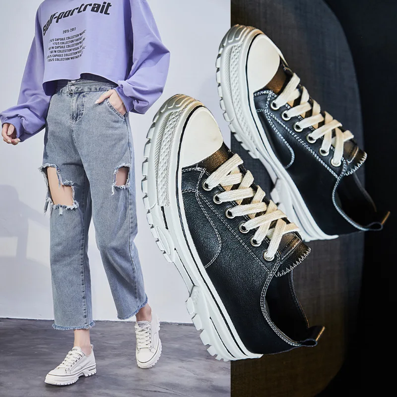 Женские повседневные кроссовки белые однотонные на толстой подошве шнуровке