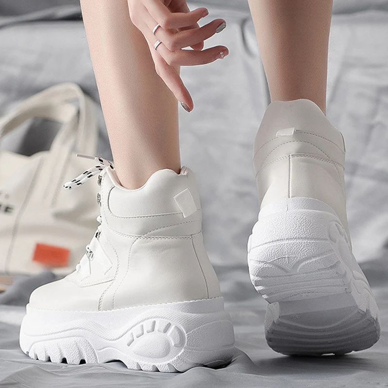 Женские кроссовки на платформе розовые не сужающемся книзу массивном каблуке