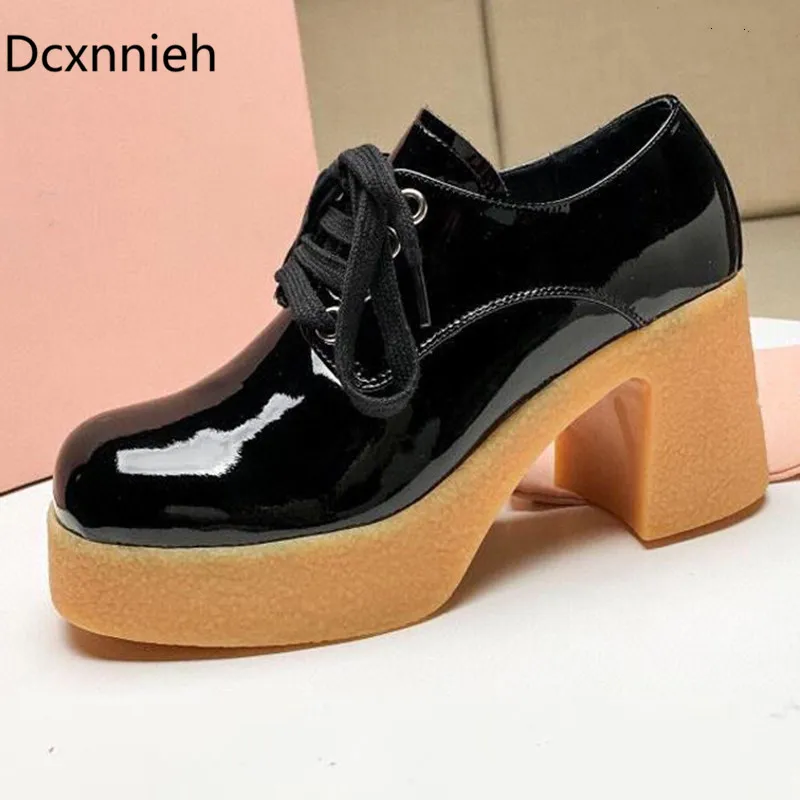 Женские модельные туфли лодочки из лакированной кожи на платформе и массивном