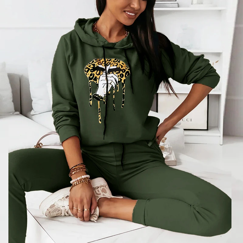 

Женский осенне-зимний спортивный костюм с буквенным принтом