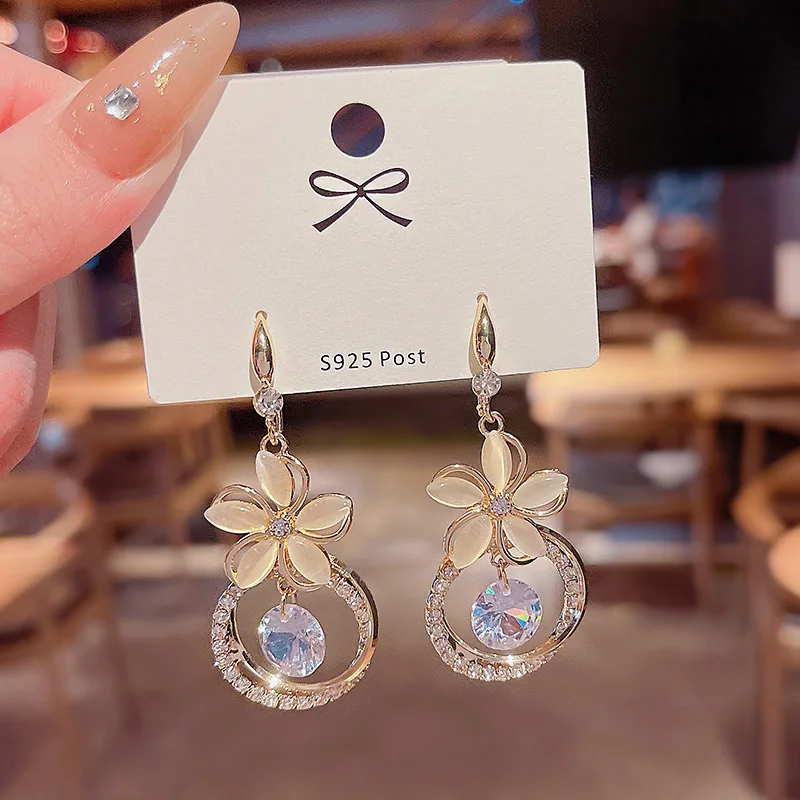 

Женские серьги-гвоздики из серебра 925 пробы с фианитами