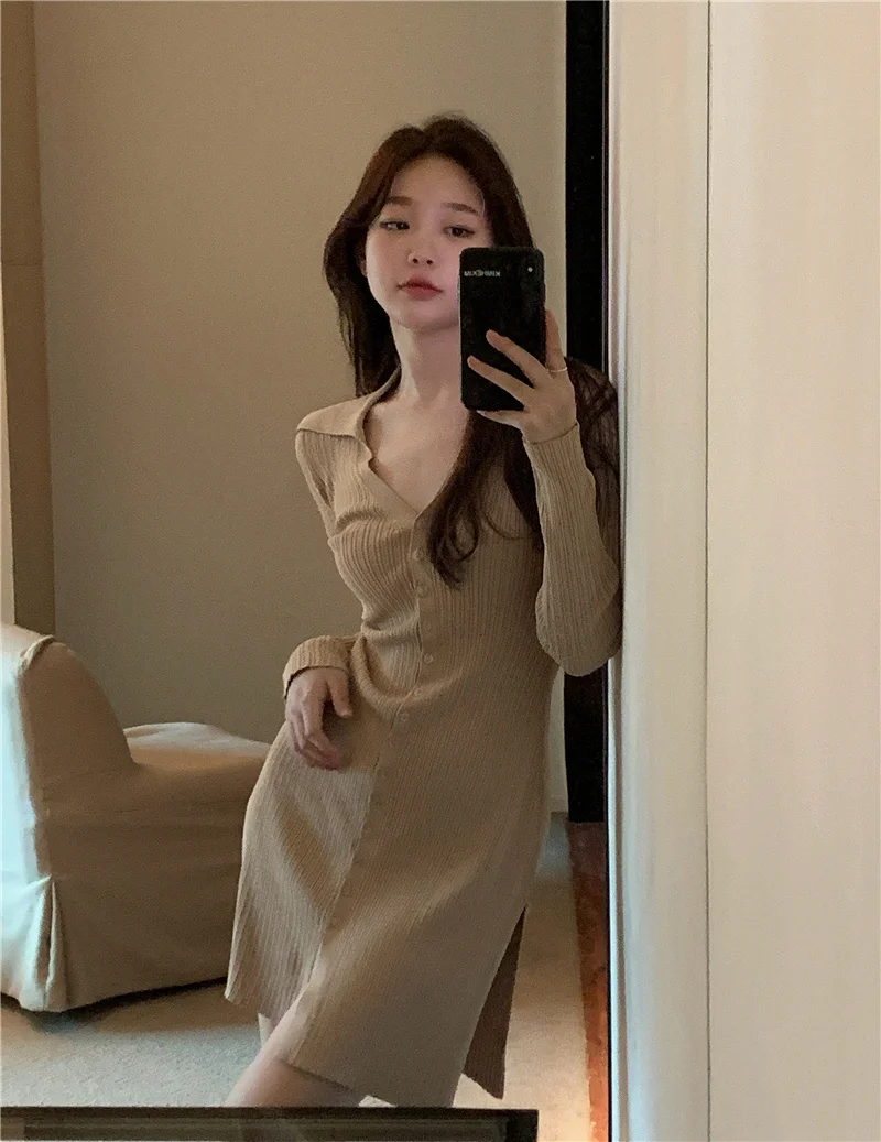 

Женское приталенное платье-футляр с V-образным вырезом и разрезом