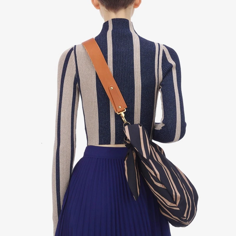 Женский полосатый свитер TWOTWINSTYLE трикотажный с высоким воротником и длинным