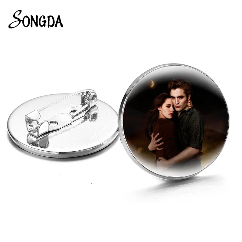 

New Twilight Movie Bella Edward Jacob Renesmee Character Pins Brooches Glass Cabochon Badge for Bag Lapel Pin Decoration Jewelry