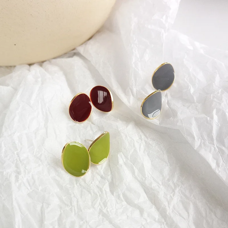 Модные французские серьги гвоздики с блестящей зеленой красной серой эмалью