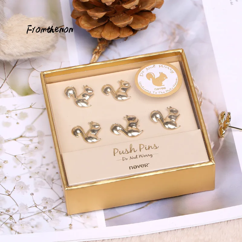 Рождественская белка в форме кнопочного пальца карты булавки пробковая доска