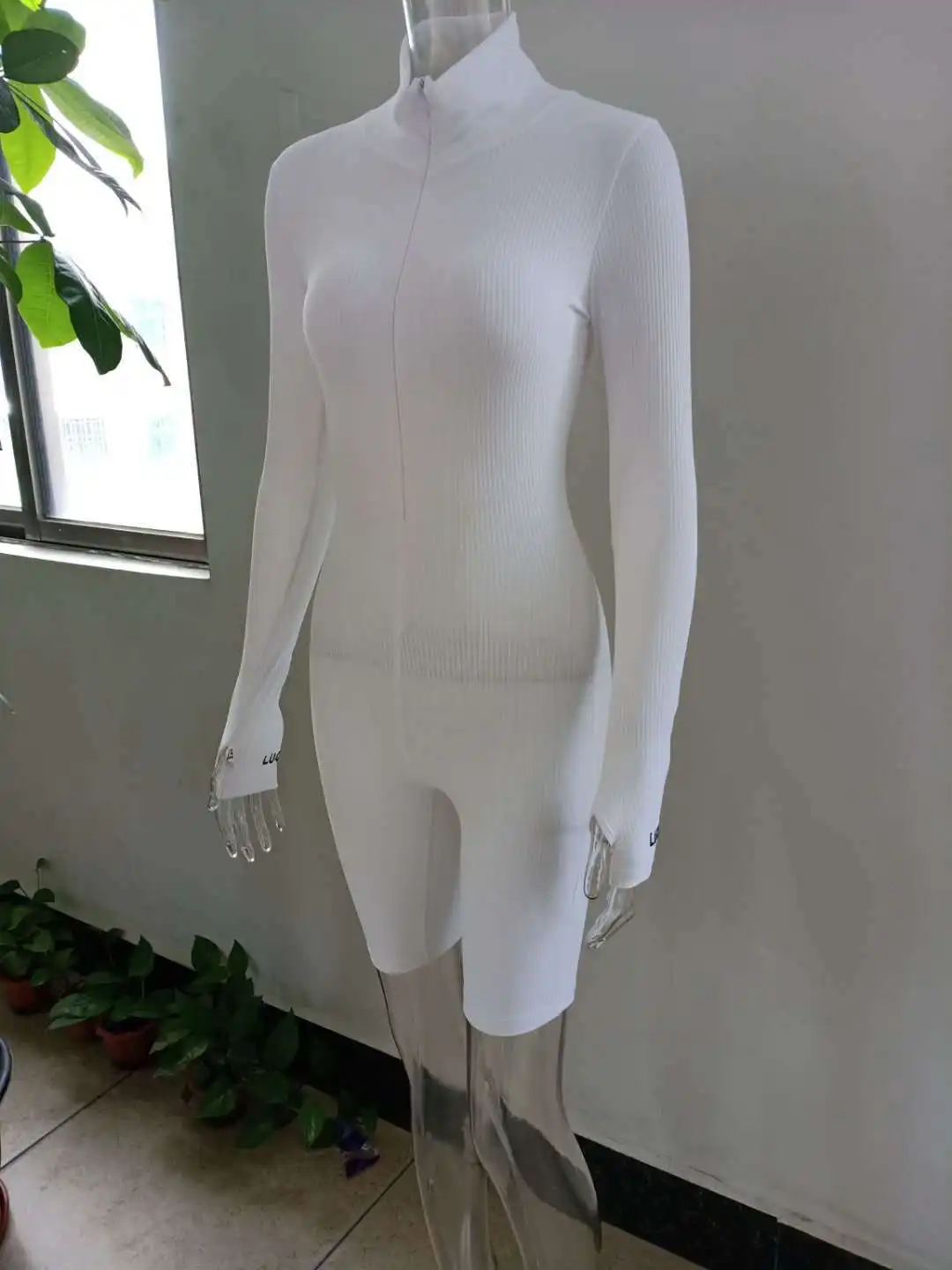 Женский трикотажный комбинезон с длинным рукавом белый/черный облегающий в