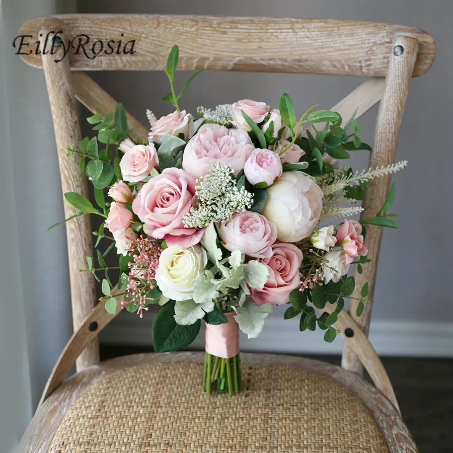 Букет невесты в европейском винтажном стиле белый румянец розовые розы
