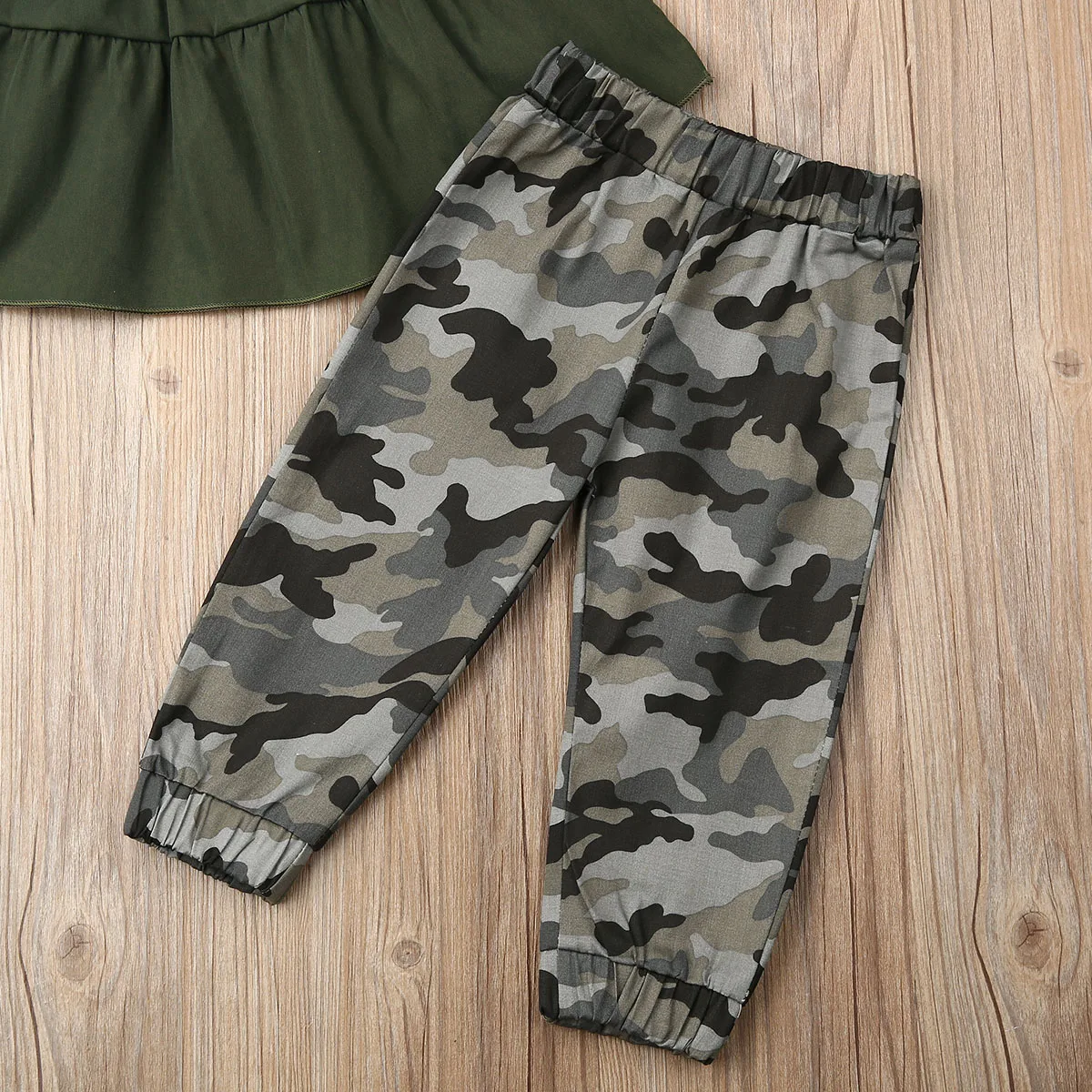 Детский спортивный костюм Однотонная футболка без рукавов и камуфляжные брюки |