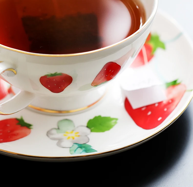 

Handle Nordic Espresso Mugs Cute Bone China Strawberry Coffee Cups Saucers Household Tazzine Caffe Kitchen Dining Bar EF50CS
