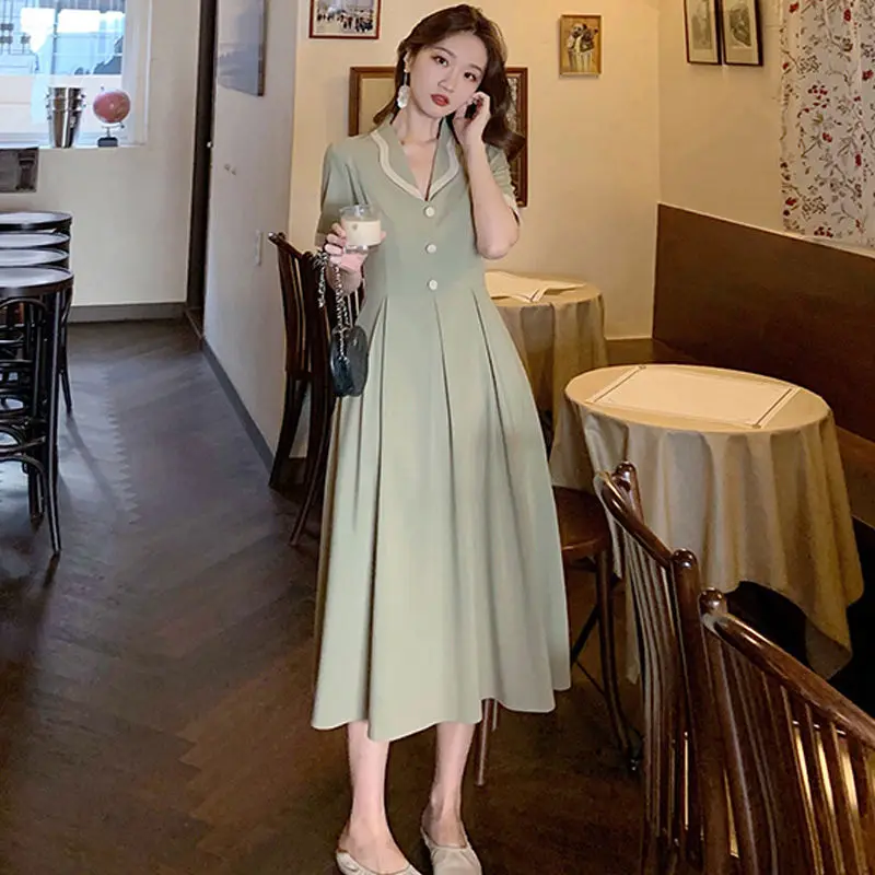 Женское платье средней длины на пуговицах элегантное красивое однотонное с