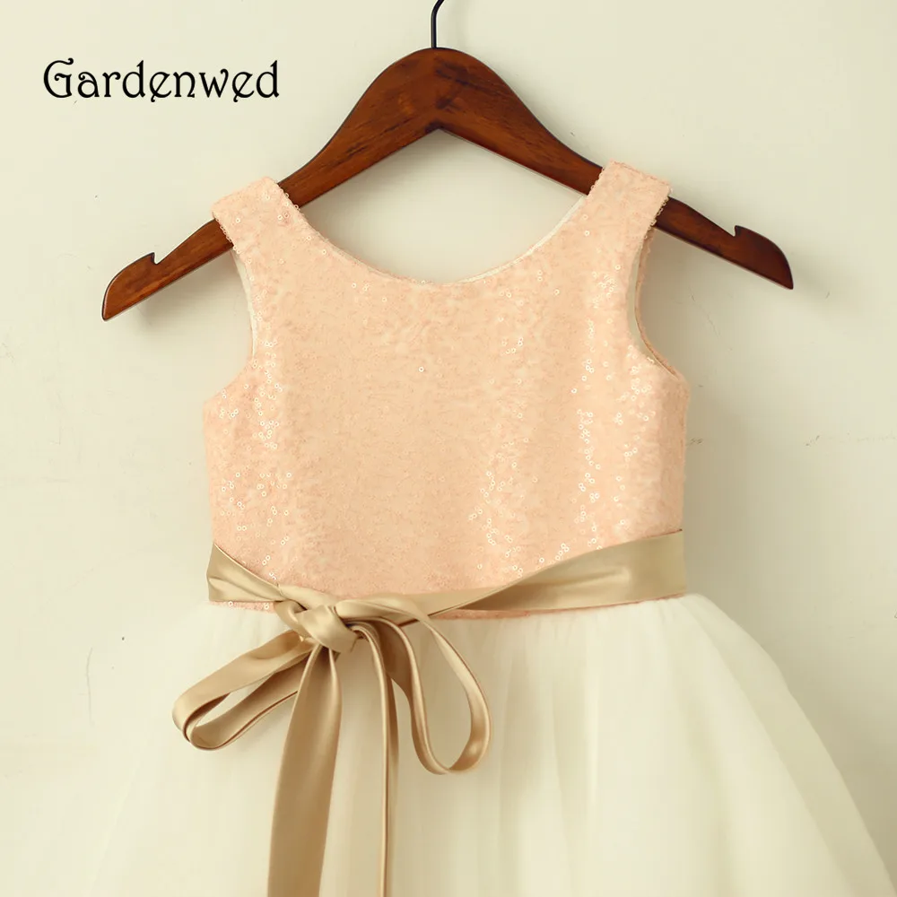 Женское платье без рукавов с розовыми пайетками пояс цвета шампанского белая