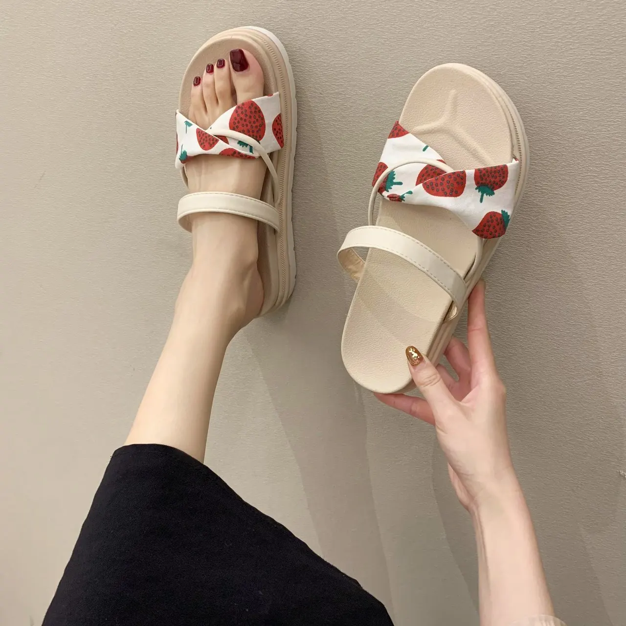 

House Slippers Platform Flat Shoes Female Slides Med Summer Clogs Woman Pantofle Fashion Lady Shallow Beach 2021 Luxury Girl PU