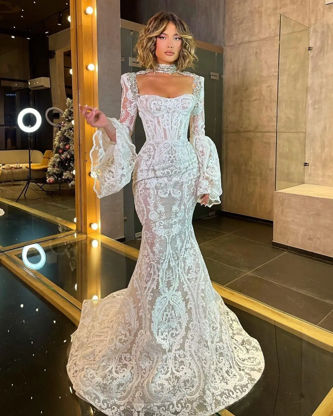 

Женское свадебное платье с вырезом «русалка»