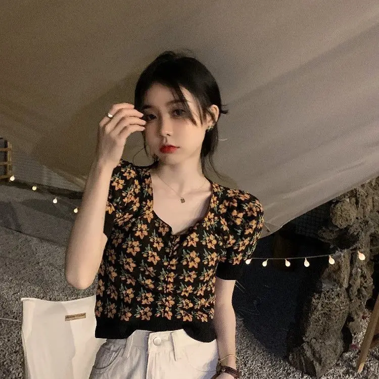 

С цветочным принтом, футболка с коротким рукавом женская летняя обувь 2021 Новинка; Лидер продаж; Чувство дизайна с буффами на рукавах с v-обра...