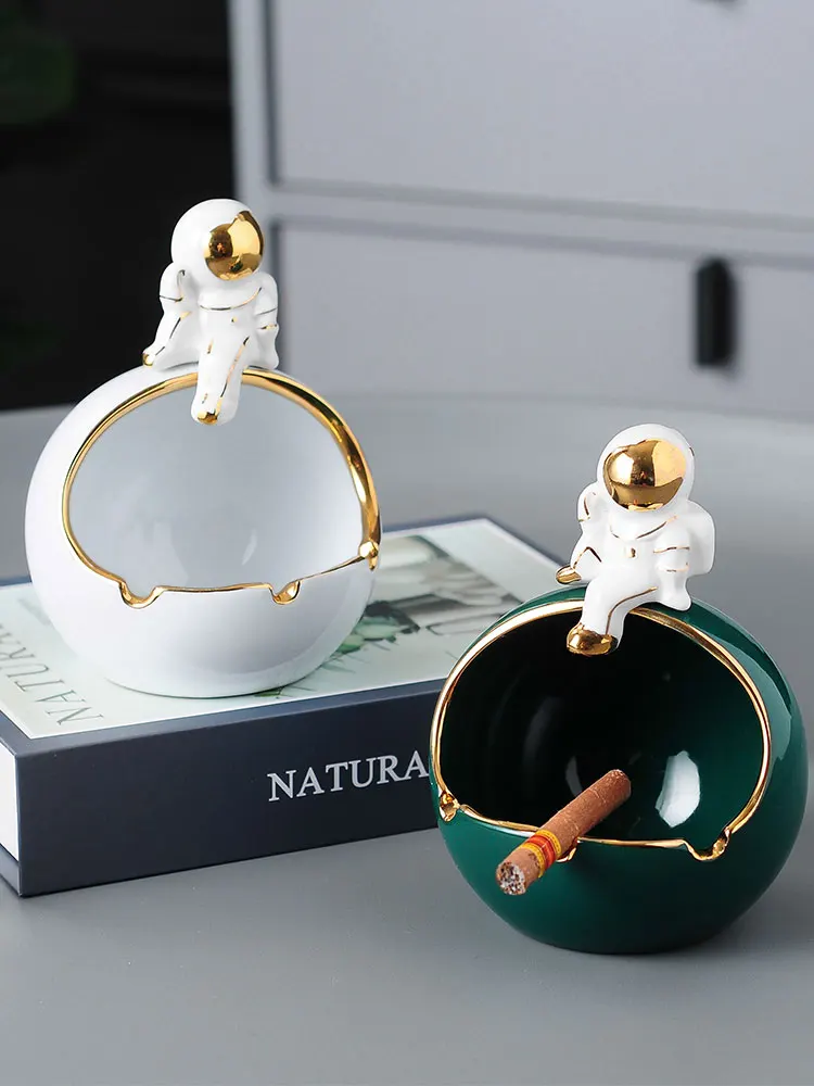 

Creative astronaut ceramic ashtray anti fly ash home light luxury color gold home bar restaurant decoration boyfriend gift
