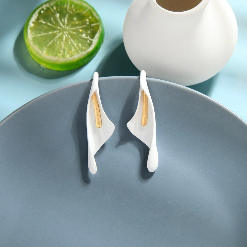 Новинка 2020 креативный дизайн длинные красивые белые висячие серьги из цинкового