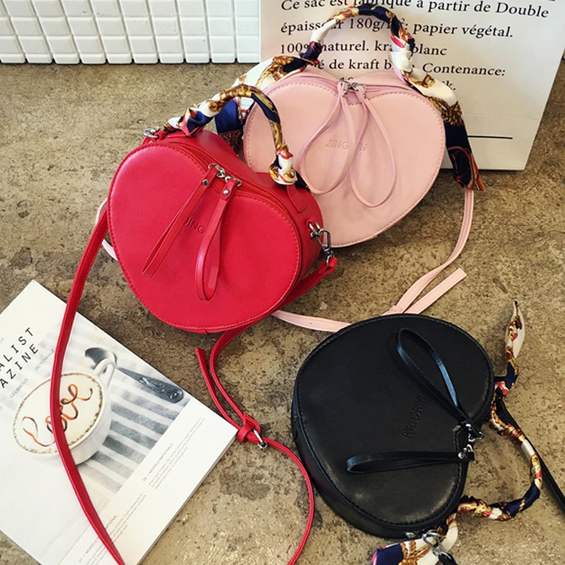 Красная кожаная женская сумка мессенджер хит продаж одноцветная в форме сердца