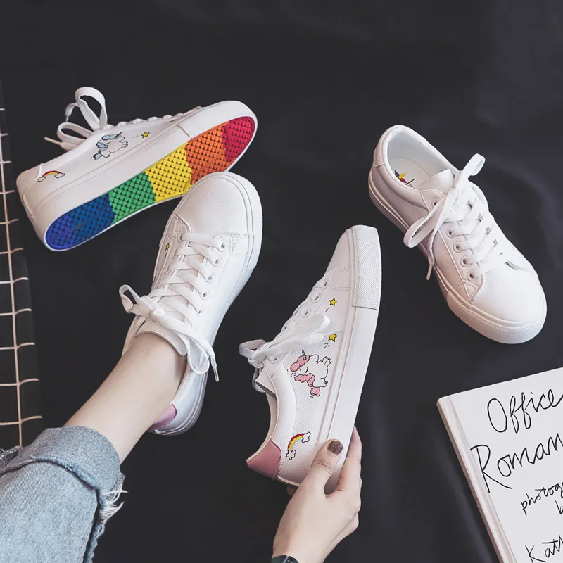 Женская обувь с рисунками из мультфильмов; коллекция года; сезон осень; Новинка; модные повседневные кожаные кроссовки на плоской подошве с радужной расцветкой; Милая женская обувь с низким верхом на нескользящей подошве