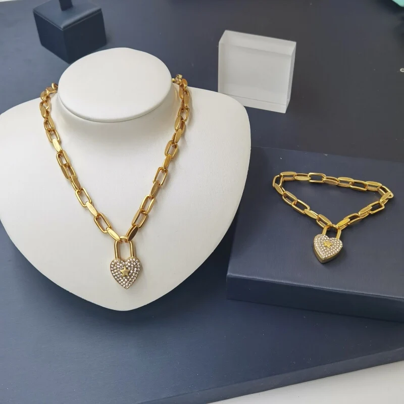 

The best-selling luxury necklace. Brass material quality is super good, neutral necklace has strong texture and does not fade