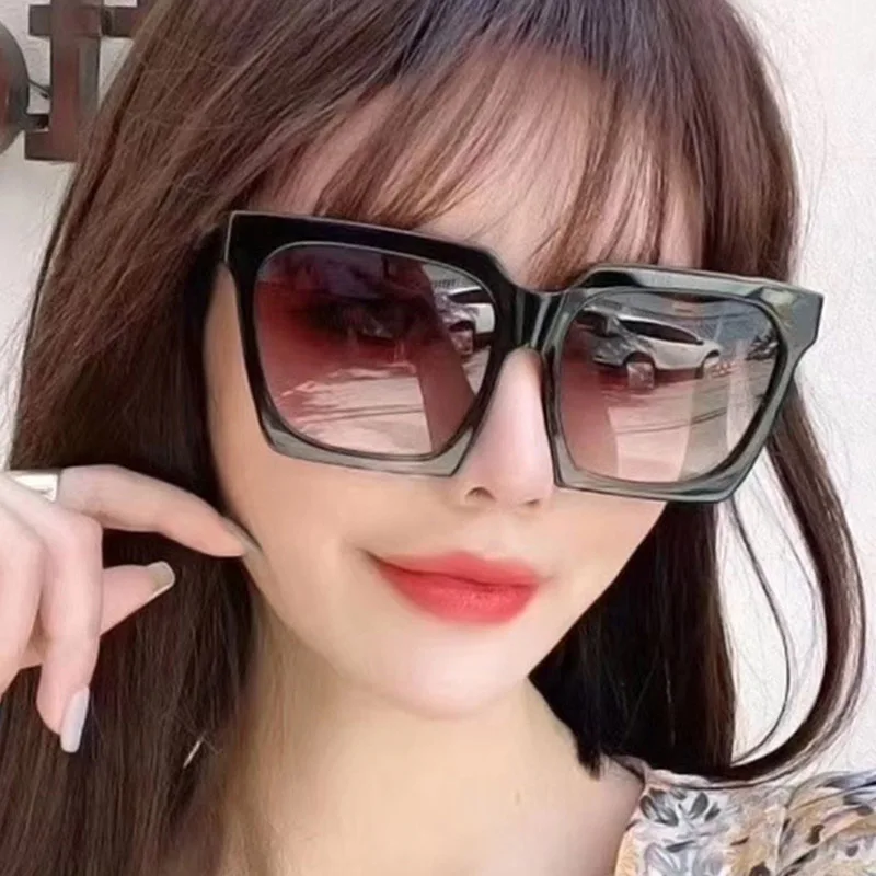 

Очки солнцезащитные градиентные женские, квадратные модные солнечные очки в стиле ретро, в большой оправе, с защитой от ультрафиолета