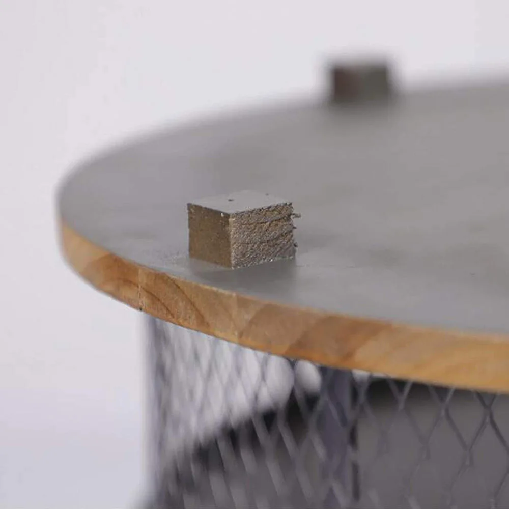 Круглый боковой столик промышленного дизайна с корзиной для хранения спальни