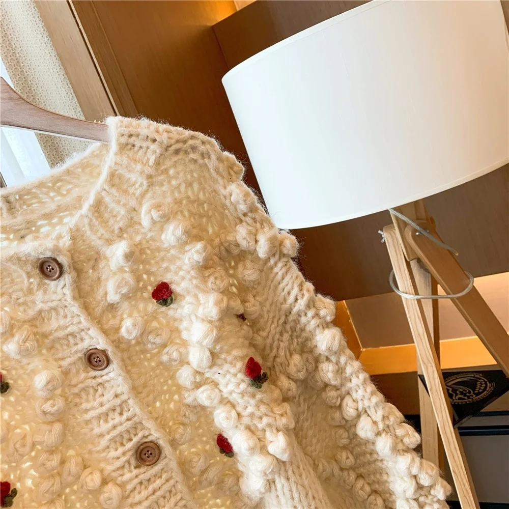 

Juice Snow 2020 autumn and winter new cute embroidery flowers thickened three-dimensional ball thick needle all-match cardigan