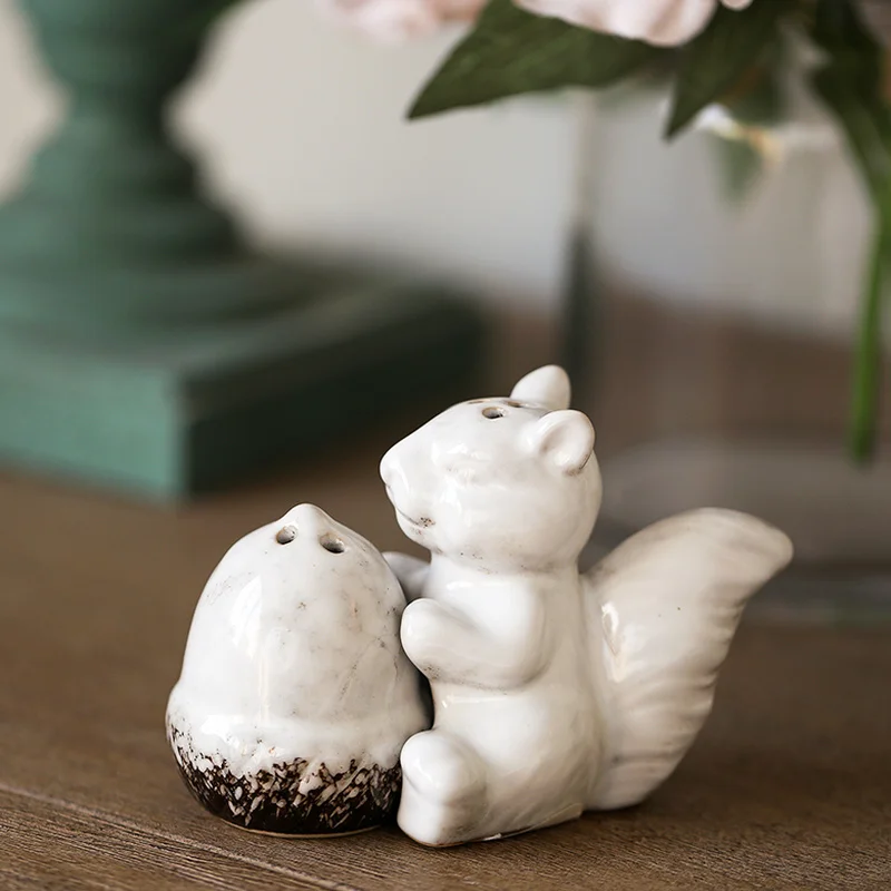 

2pcs/1set ceramic ornaments creative salt and pepper sugar pot pepper pot squirrel seasoning bottle interesting gift CL82501
