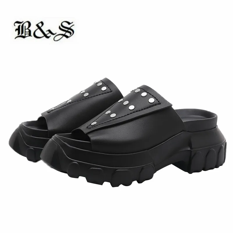 

Сандалии из натуральной кожи с заклепками на толстой подошве