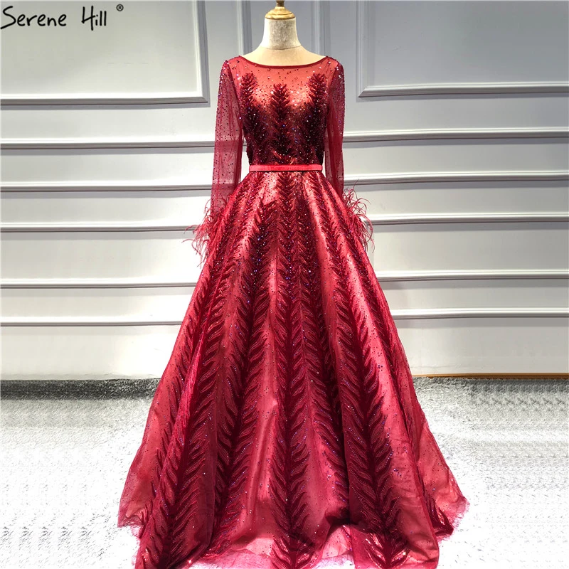 Роскошные вечерние платья винно-Красного цвета в Дубае, вечерние платья с длинными рукавами, украшенные перьями и кристаллами, Serene Хилл LA70013