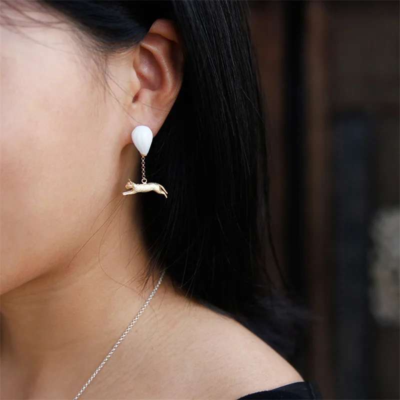 Женские серьги-подвески из серебра 925 пробы с белыми керамическими вставками |