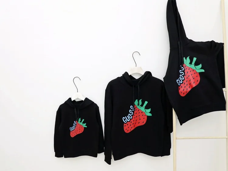 Семейный Модный корейский Повседневный свитер с капюшоном и принтом клубники одежда для мамы и дочки толстовки с капюшоном для папы и сына семейная одежда