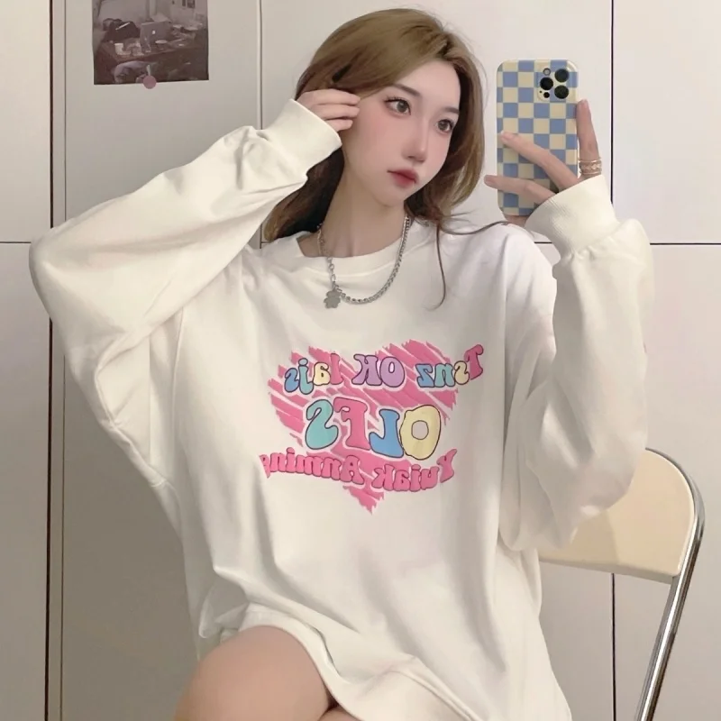 

Тонкий женский свитер с круглым вырезом и пышным принтом