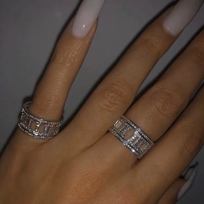 Мужское и женское кольцо с фианитом золотистое микрозакрепкой римскими цифрами