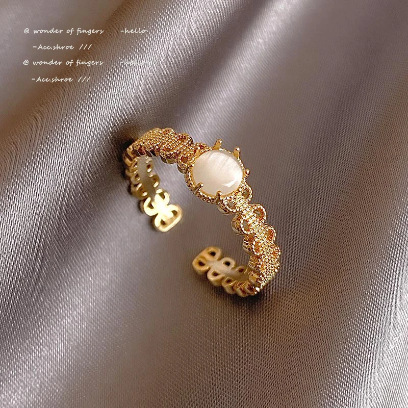 Кольцо женское с инкрустацией из опалов и циркония красное | Украшения