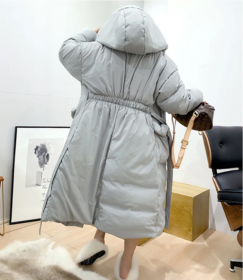 Пуховик женский зимний длинный парка выше колена пушистая Модная на белом утином