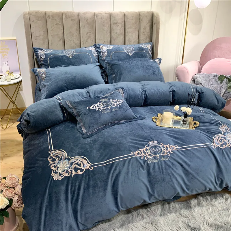 Комплект постельного белья из флисовой ткани с классической вышивкой голубое