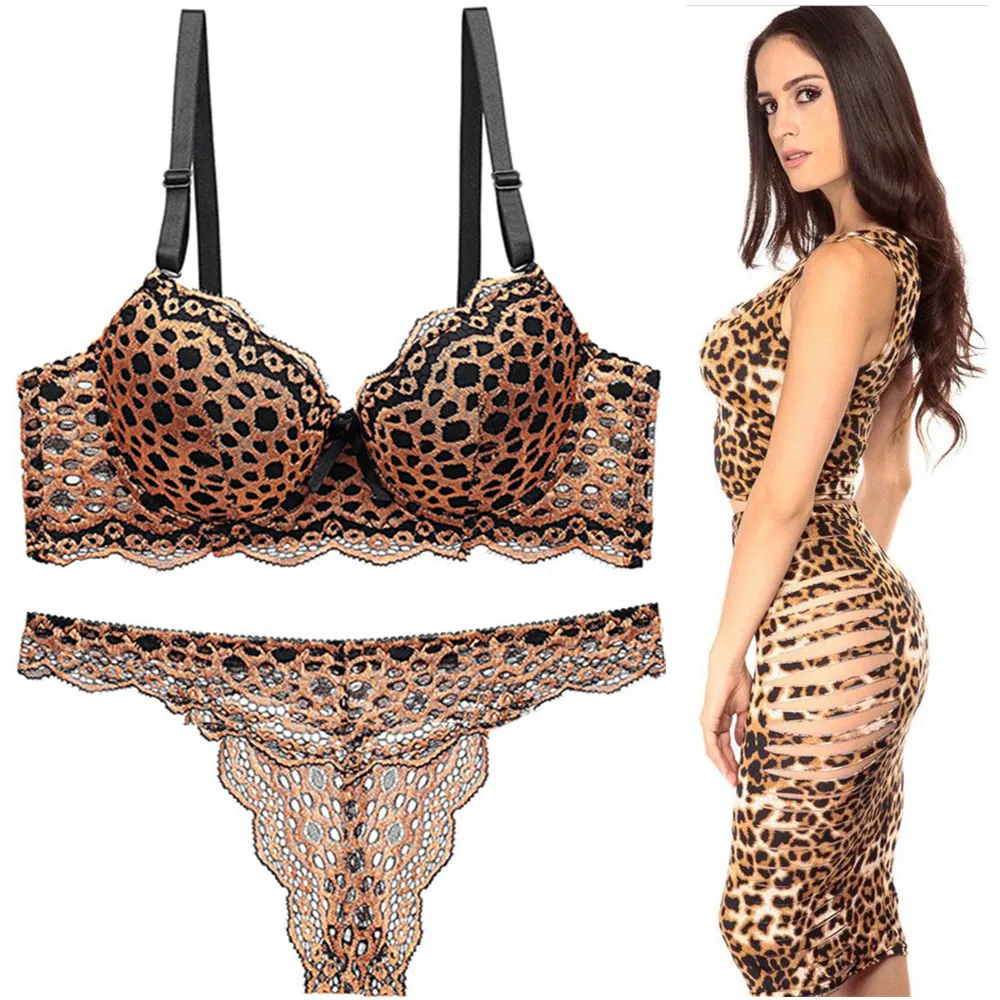 Комплект женского нижнего белья из бюстгальтера пуш ап и кружевных