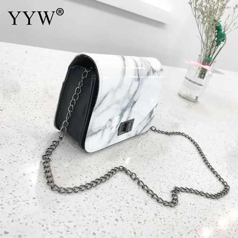 Женская сумка Кроссбоди YYW черная или белая Повседневная с цепочкой украшенная